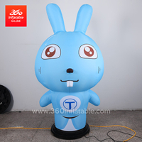 La publicidad inflable de las lámparas de la historieta del conejo azul lindo de encargo llevó la lámpara del conejo