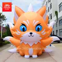 Publicidad enorme de la mascota del zorro de los inflables de la historieta